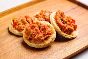 Coquitas Hojaldradas de Tomate, Pimiento, Atún y Aceitunas