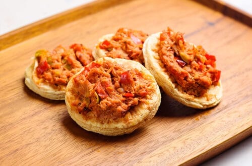 Coquitas Hojaldradas de Tomate, Pimiento, Atún y Aceitunas