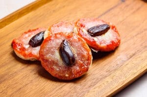 Coquitas Hojaldradas de Queso de Cabra y Dátiles con Confitura de Tomate