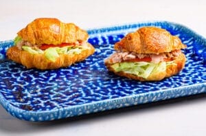 Croissant Artesano Mini Lechuga,Tomate, Aceitunas y Atún