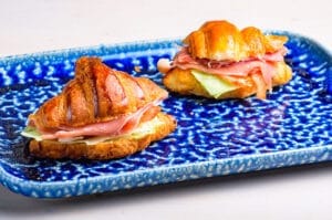 Croissant Artesano Mini Lechuga, Tomate, Jamón Serrano