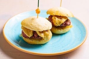 Bocado Mini Hamburguesa de Cebolla Caramelizada con Foie
