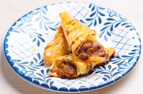 Cucurucho de Pera Confitada con Hilos de Pato